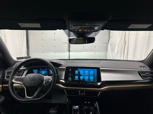 Used 2025 Volkswagen Atlas Cross Sport SE image 40