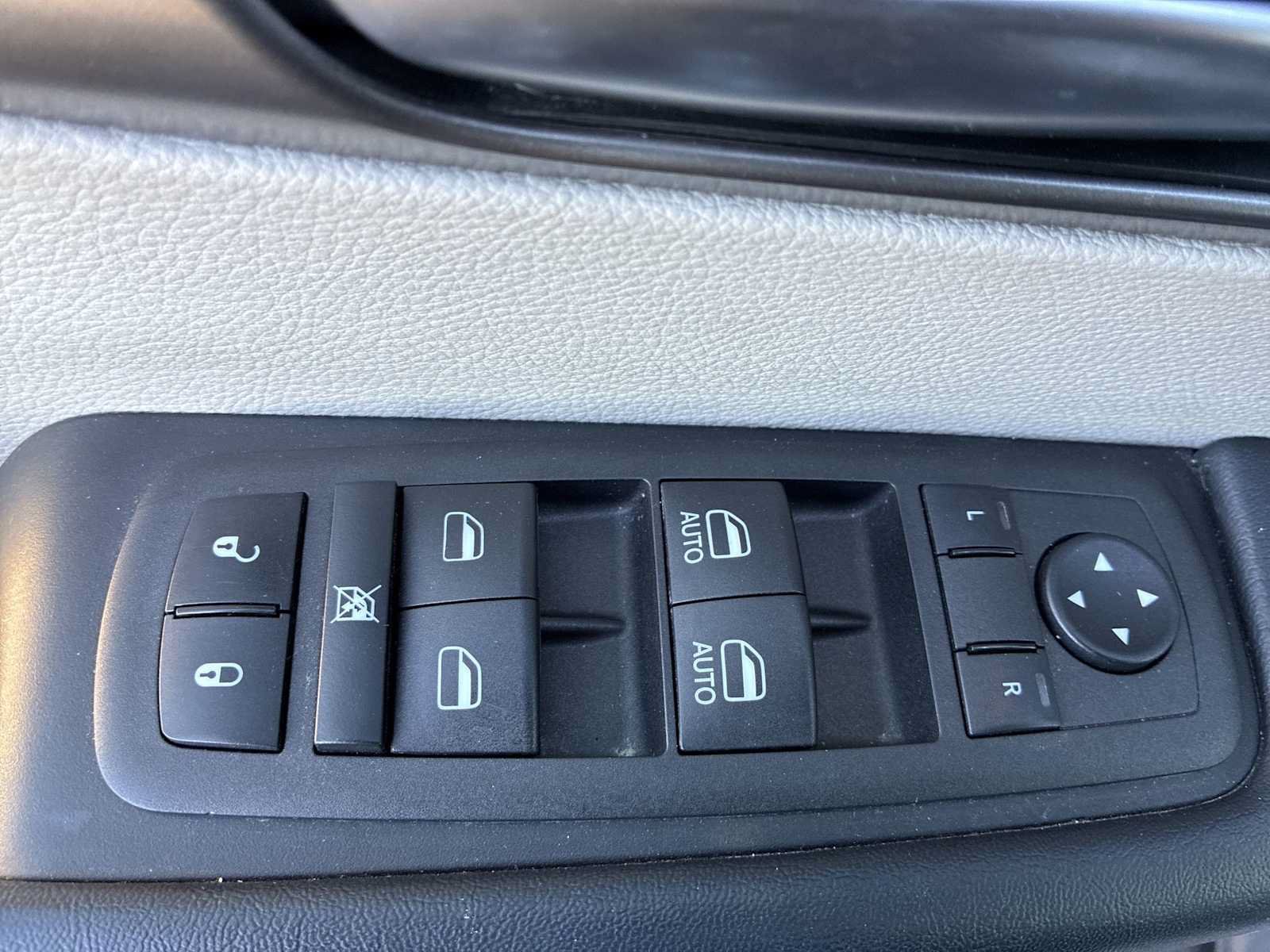 Used 2023 Chrysler Pacifica Touring-L FWD image 15