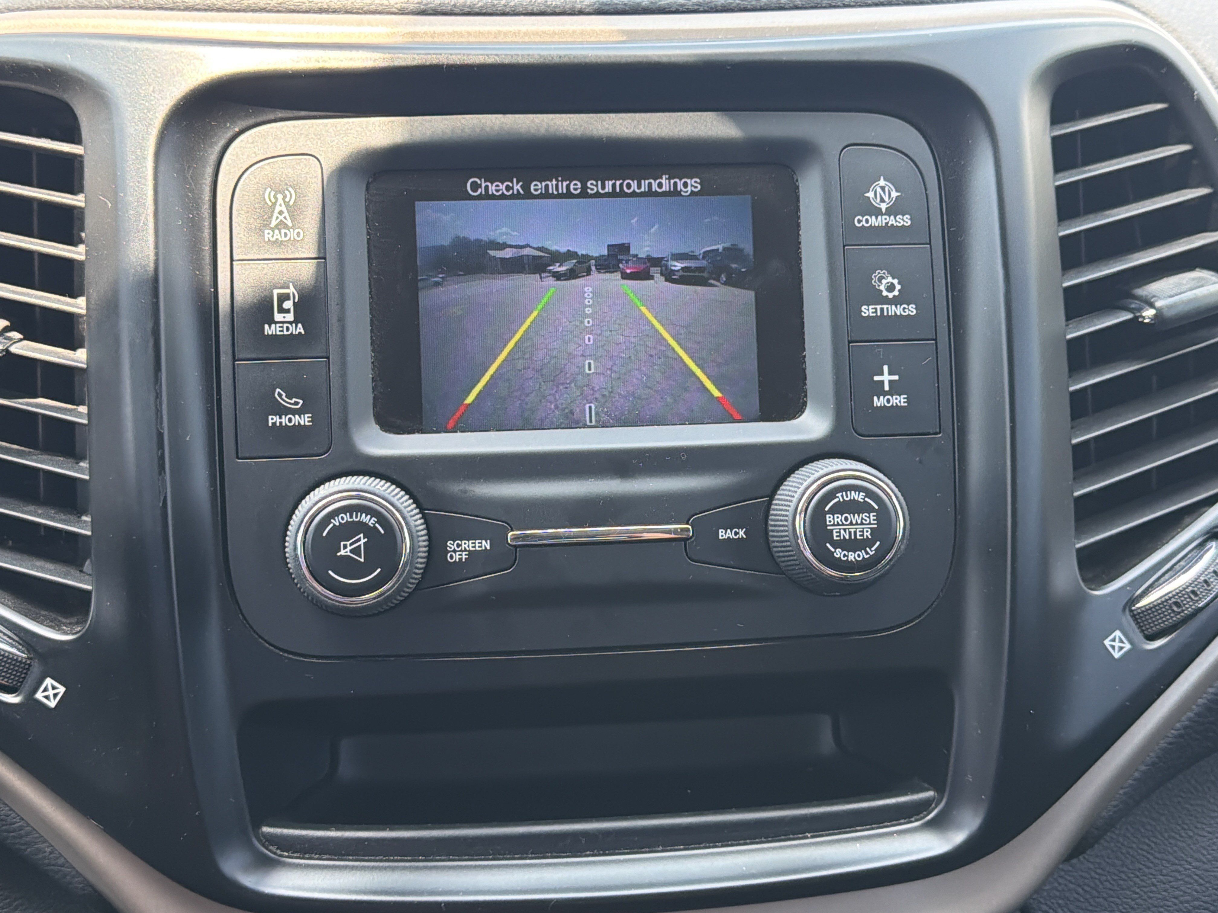 Used 2018 Jeep Cherokee Latitude FWD image 17