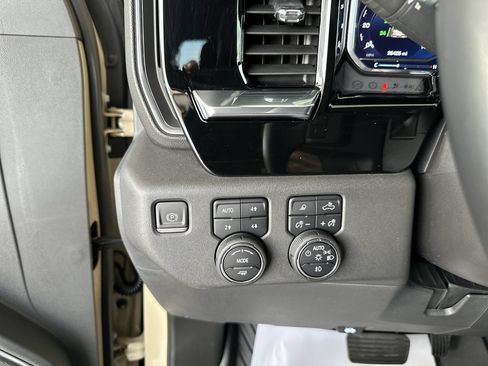 Used 2022 Chevrolet Silverado 1500 LT Trail Boss w/ LT Trail Boss Premium Package AWD/4WD image 18