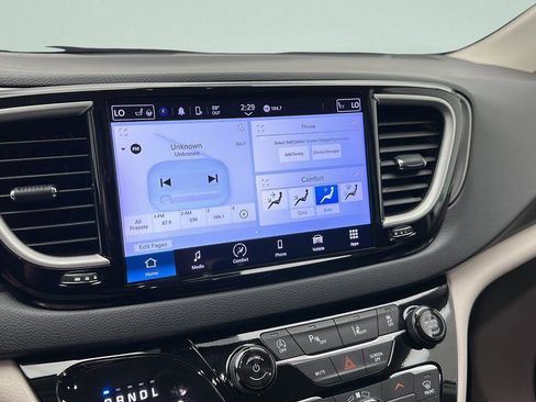 Used 2024 Chrysler Pacifica Touring-L FWD image 22