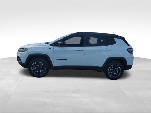 Used 2025 Jeep Compass Trailhawk AWD/4WD image 7