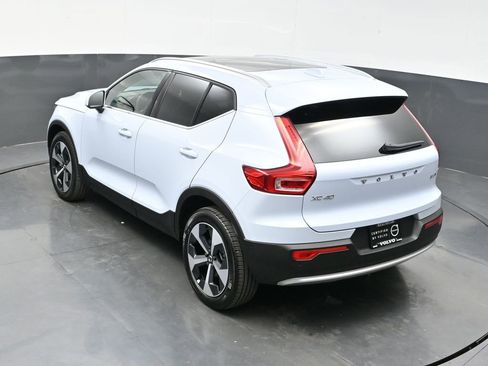 Used 2025 Volvo XC40 B5 Plus image 32