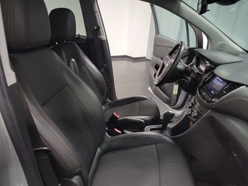 Used 2022 Chevrolet Trax LT FWD image 27