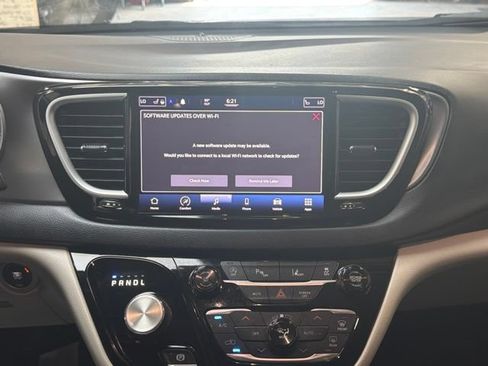Used 2021 Chrysler Pacifica Touring-L FWD image 16