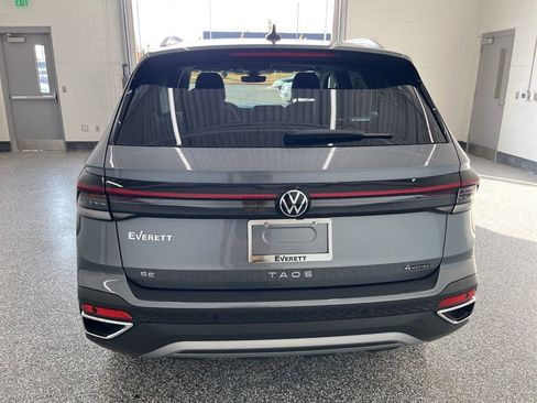 New 2026 Volkswagen Taos SE image 4