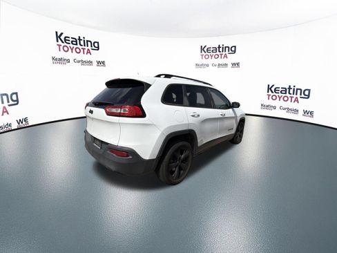 Used 2018 Jeep Cherokee Latitude w/ Altitude Package FWD image 3