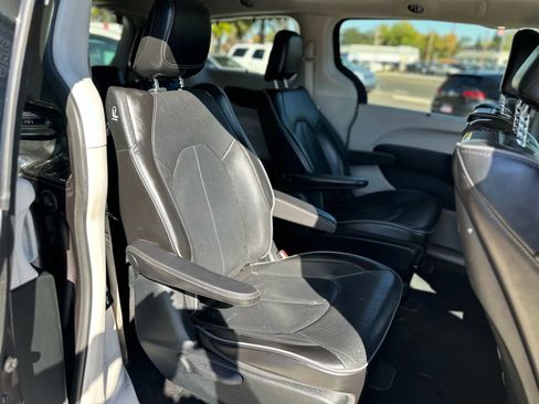 Used 2018 Chrysler Pacifica Limited w/ Advanced Safetytec Group image 12