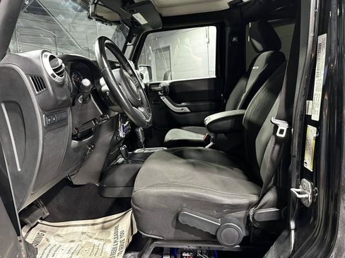 Used 2014 Jeep Wrangler Unlimited Rubicon w/ Connectivity Group AWD/4WD image 17