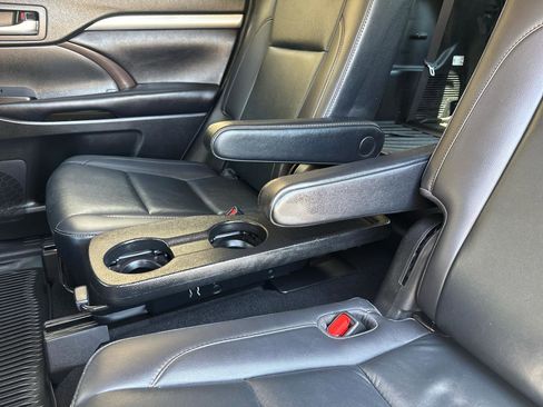 Used 2019 Toyota Highlander XLE AWD/4WD image 24