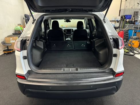 Used 2019 Jeep Cherokee Latitude w/ Cold Weather Group AWD/4WD image 7