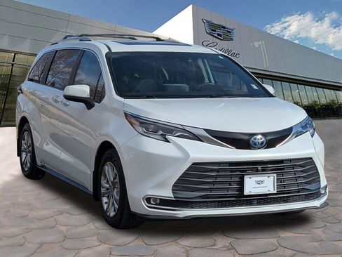 Used 2023 Toyota Sienna Platinum image 8