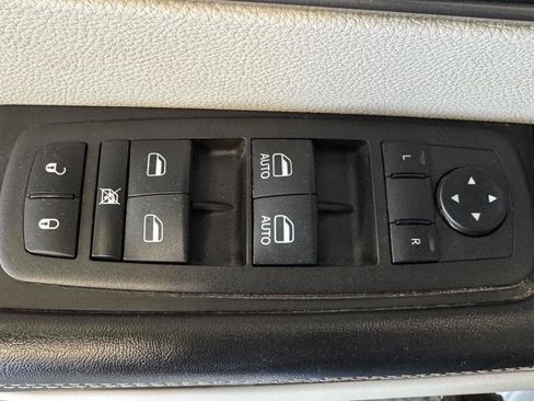 Used 2022 Chrysler Pacifica Touring-L AWD/4WD image 32