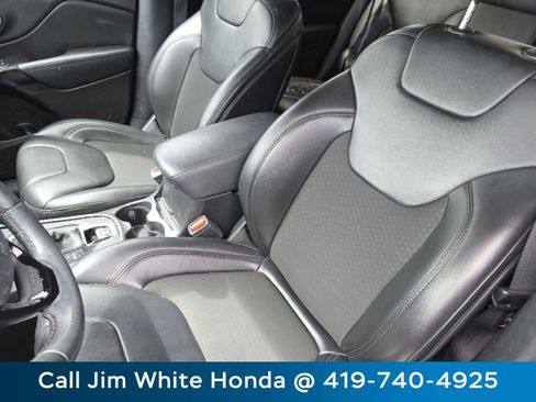 Used 2020 Jeep Cherokee Latitude Plus AWD/4WD image 18