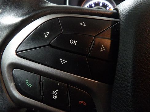 Used 2019 Jeep Cherokee Latitude w/ Cold Weather Group AWD/4WD image 19