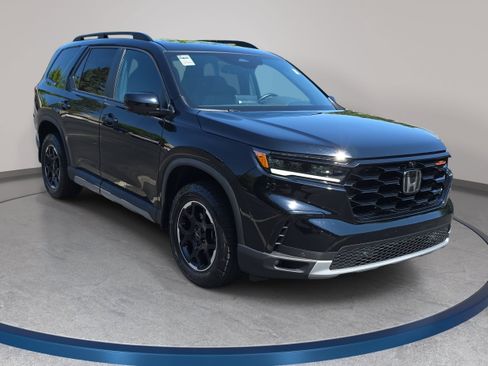 Used 2025 Honda Pilot TrailSport image 3