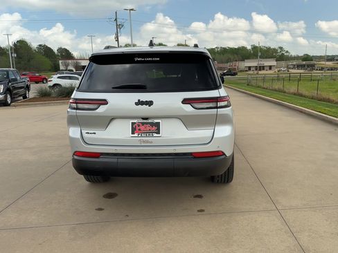 Used 2025 Jeep Grand Cherokee L Altitude image 7