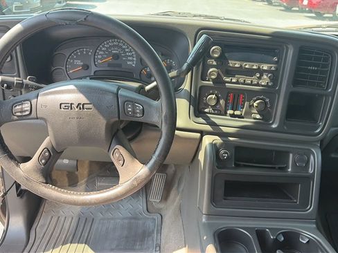 Used 2005 GMC Sierra 1500 SLE w/ Safe And Sound Package RWD image 18