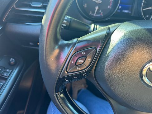 Used 2018 Toyota C-HR XLE image 18