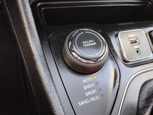 Used 2019 Jeep Cherokee Latitude Plus AWD/4WD image 12