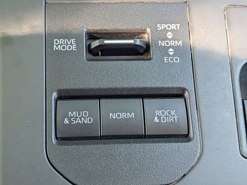Used 2023 Toyota Highlander XLE AWD/4WD image 17
