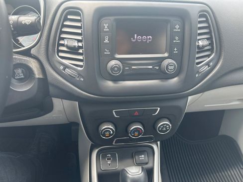 Used 2018 Jeep Compass Latitude FWD image 13