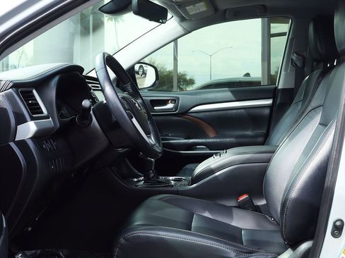 Used 2019 Toyota Highlander XLE image 38