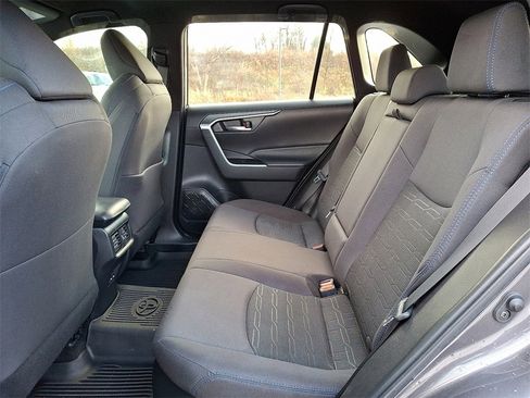 Used 2022 Toyota RAV4 SE image 12