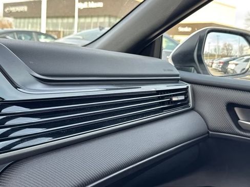 Used 2025 Toyota Camry SE image 29