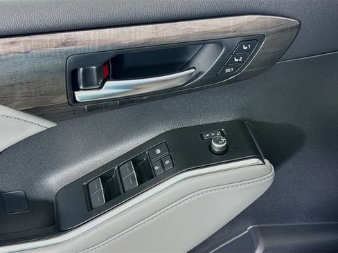 New 2026 Toyota Highlander Platinum AWD/4WD image 17