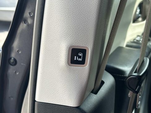 Used 2020 Chrysler Voyager Lxi FWD image 24