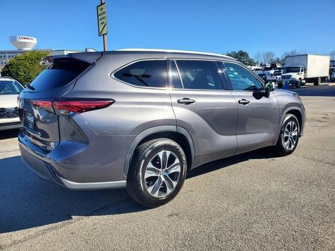 Used 2022 Toyota Highlander XLE image 6