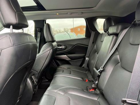 Used 2022 Jeep Cherokee Limited image 11