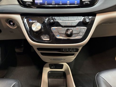 Used 2024 Chrysler Pacifica Touring-L image 22