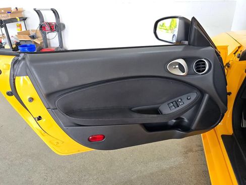 Used 2017 Nissan 370Z Coupe RWD image 21