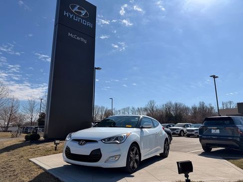 Used 2017 Hyundai Veloster Value Edition image 3