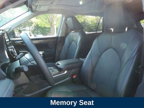 Used 2025 Toyota Highlander Limited AWD/4WD image 11