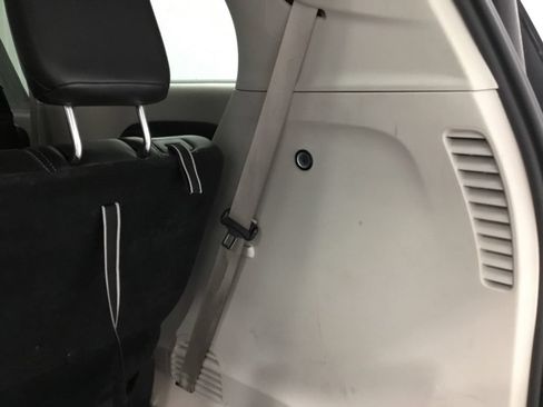 Used 2023 Chrysler Pacifica Touring-L FWD image 17
