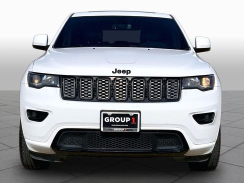 Used 2018 Jeep Grand Cherokee Altitude RWD image 3