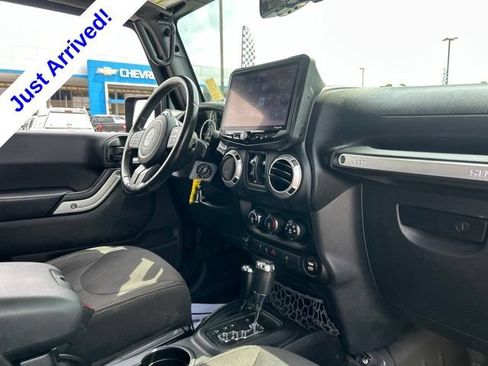 Used 2016 Jeep Wrangler Unlimited Rubicon w/ Connectivity Group AWD/4WD image 33