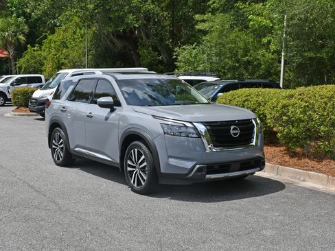 Used 2025 Nissan Pathfinder Platinum FWD image 6