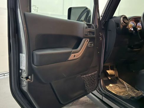 Used 2016 Jeep Wrangler Unlimited Sahara image 18