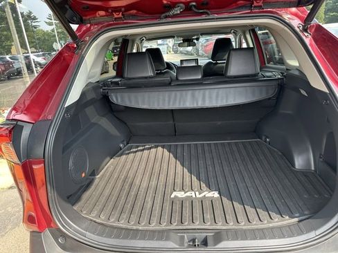 Used 2021 Toyota RAV4 XLE Premium image 19