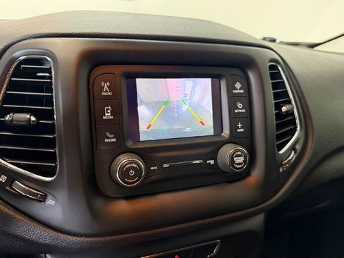 Used 2018 Jeep Compass Latitude FWD image 13