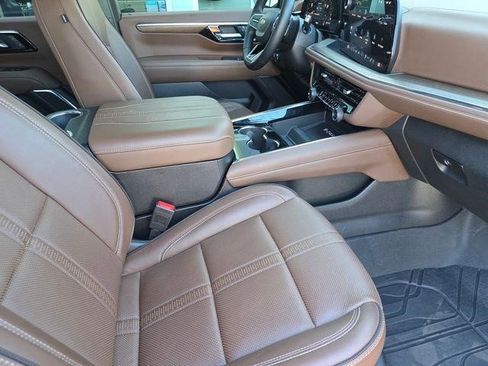 Certified 2025 Chevrolet Suburban High Country AWD/4WD image 24