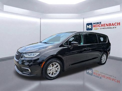 Used 2024 Chrysler Pacifica Touring-L FWD image 8