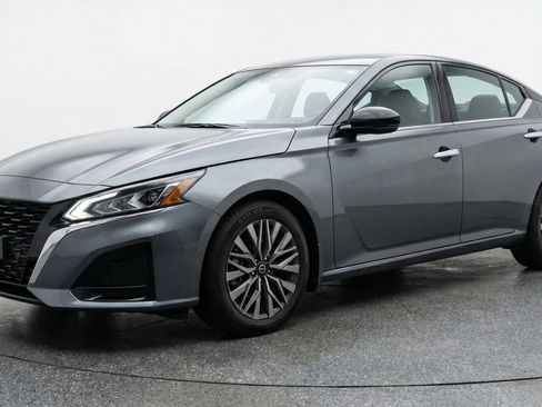 Used 2025 Nissan Altima 2.5 SV image 3