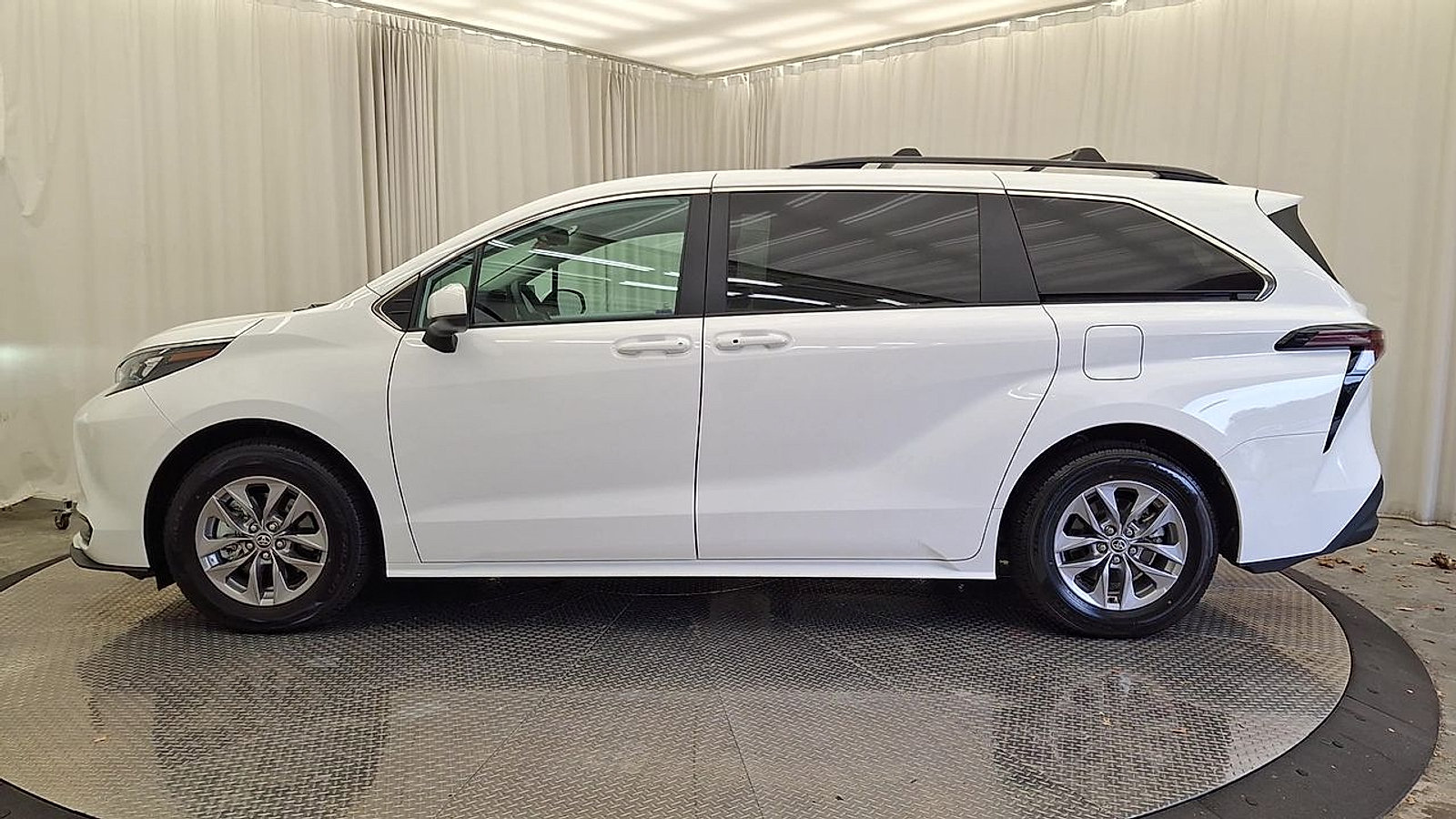 Certified 2026 Toyota Sienna LE AWD/4WD image 12