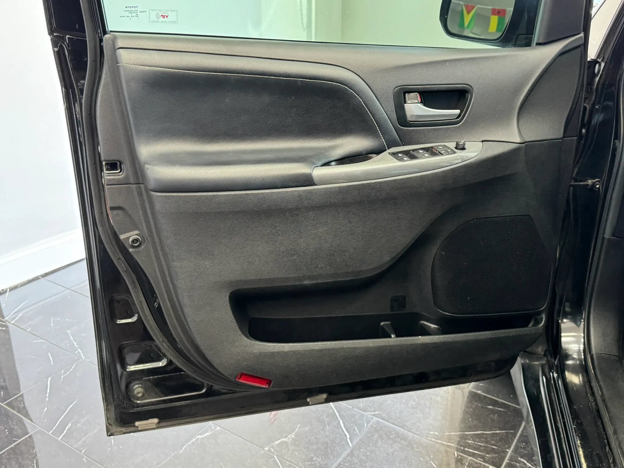 Used 2017 Toyota Sienna SE Premium FWD image 7