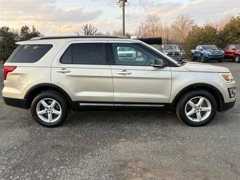 Used 2017 Ford Explorer XLT w/ Equipment Group 202A image 5